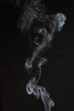 Siyah arka plan üzerine doku soyut beyaz duman