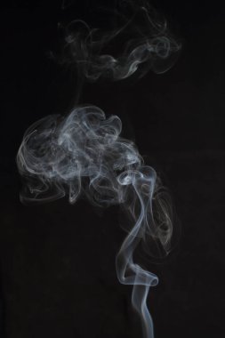 Siyah arka plan üzerine doku soyut beyaz duman