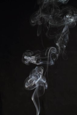 Siyah arka plan üzerine doku soyut beyaz duman