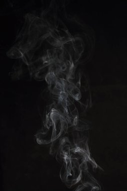 Siyah arka plan üzerine doku soyut beyaz duman