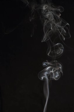 Siyah arka plan üzerine doku soyut beyaz duman