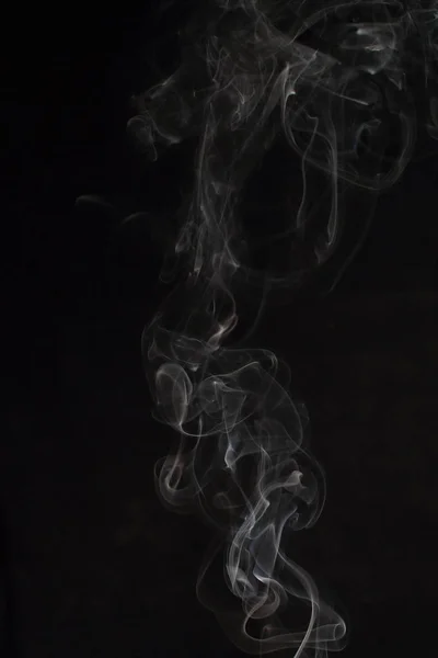 黒い背景に抽象的な白い煙テクスチャ — ストック写真