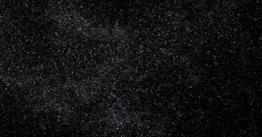 Siyah arkaplanda soyut toz parçacıkları uçuyor