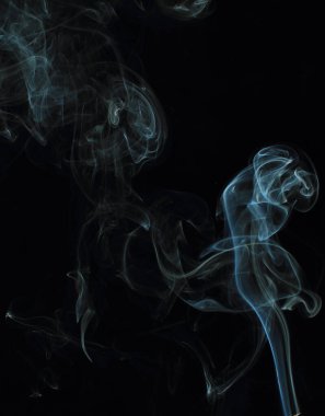 Siyah arkaplanda beyaz duman