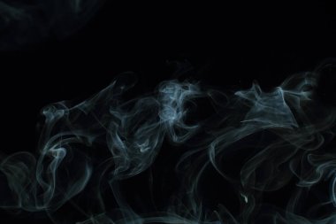 Siyah arkaplanda beyaz duman