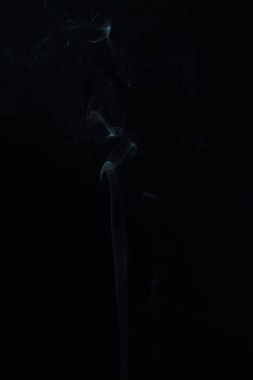 Siyah arkaplanda beyaz duman