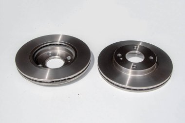 Yeni araba fren disklerinin ön ve arka görünümü