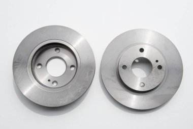 Yeni araba fren disklerinin ön ve arka görünümü