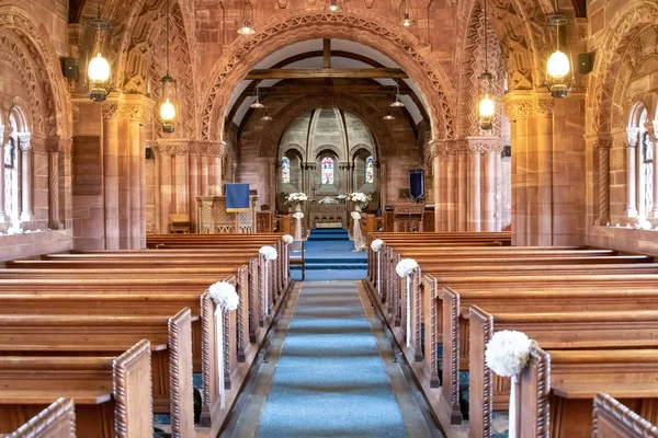 Vista interior de una iglesia mirando por el pasillo — Foto de Stock