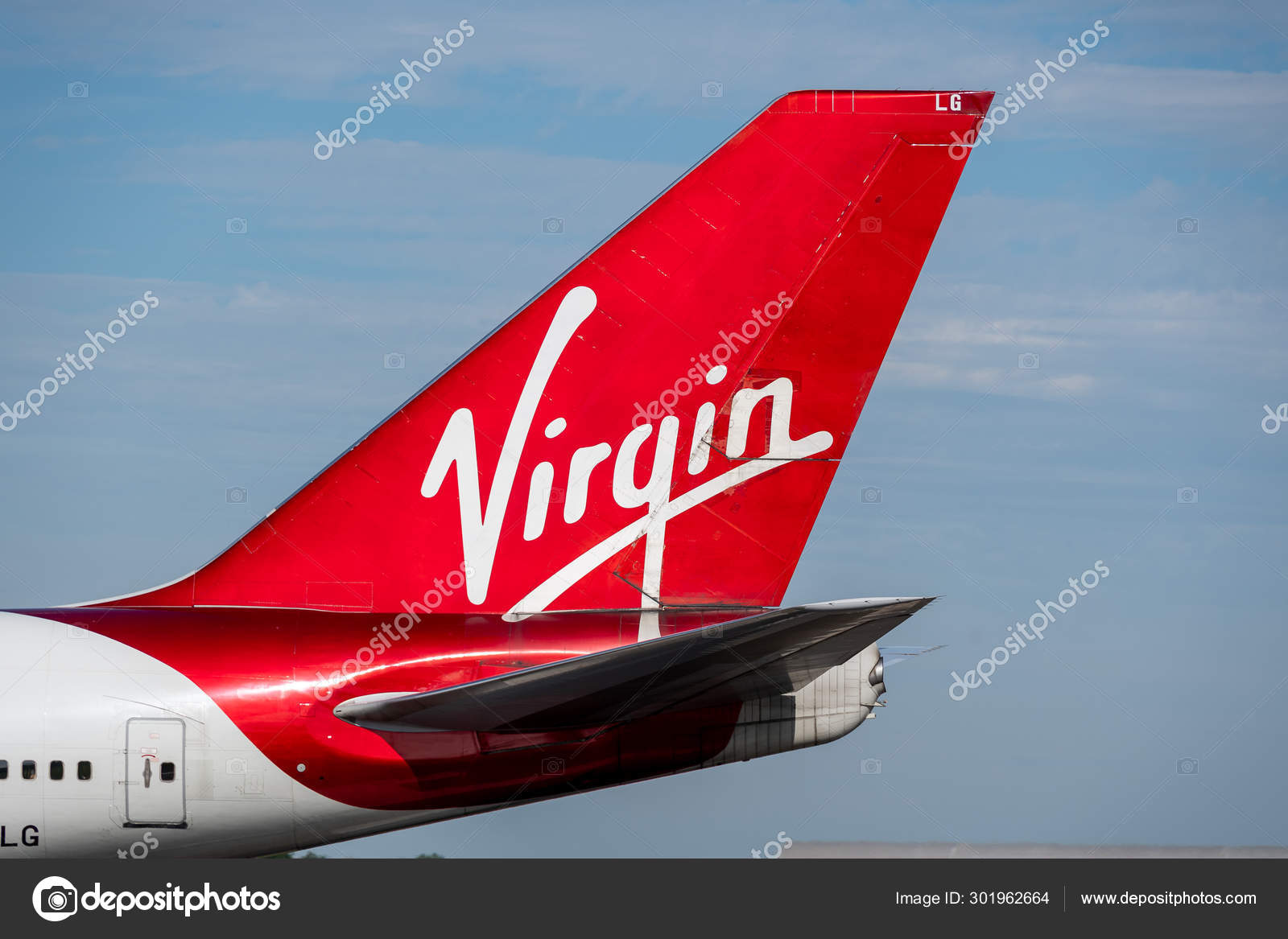 维珍大西洋航空公司波音747客机尾部—— 库存社论照片© russell102 #301962664