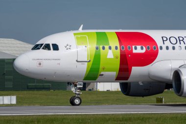 Singapur Havayolları Airbus A350'nin ön cephesine yakın görüş