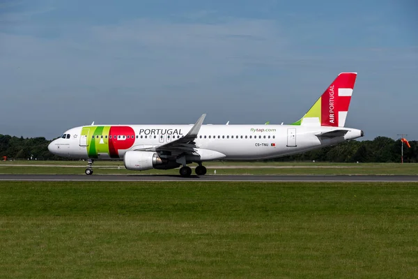 Air Portugal Airbus A320 pronto para descolar — Fotografia de Stock