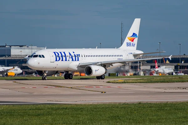 BH Air Airbus A320 taxiën voor vertrek — Stockfoto