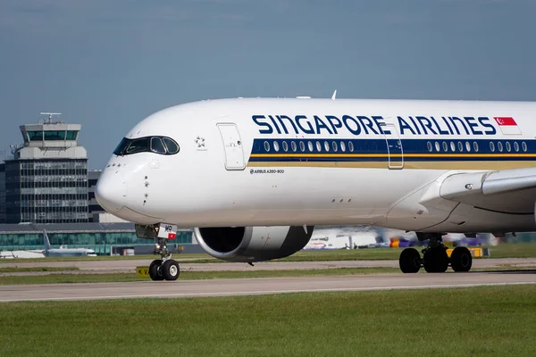 Vista aproximada da frente de uma Singapore Airlines Airbus A350 — Fotografia de Stock