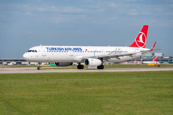 Turkish Airlines Airbus A321 готов к взлету
