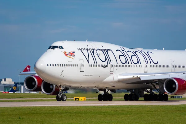 Vista frontal de um Boeing 747 da Virgin Atlantic. Este nome da aeronave w — Fotografia de Stock