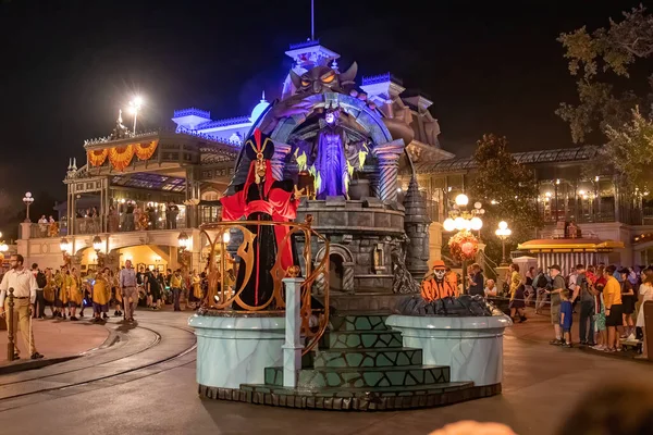 Personnage maléfique et Jafar dans Mickeys Boo to you parade — Photo