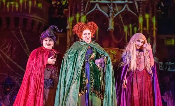 Sanderson zusjes personages uit de Hocus Pocus podiumshow Stockafbeelding