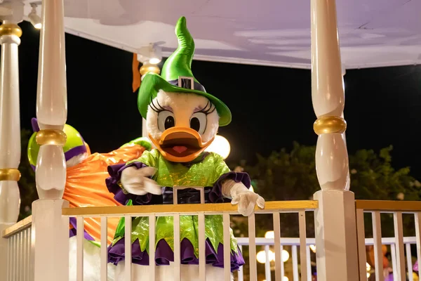 Daisy Duck personage in Halloween kostuum Stockfoto