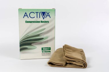 CHESTER, İngiltere - 23 Mayıs 2020: Activa sıkıştırma çorapları ve çorapları kutusu