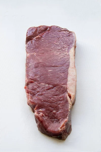 Raw Sirlion Steak Geïsoleerd Een Witte Achtergrond — Stockfoto