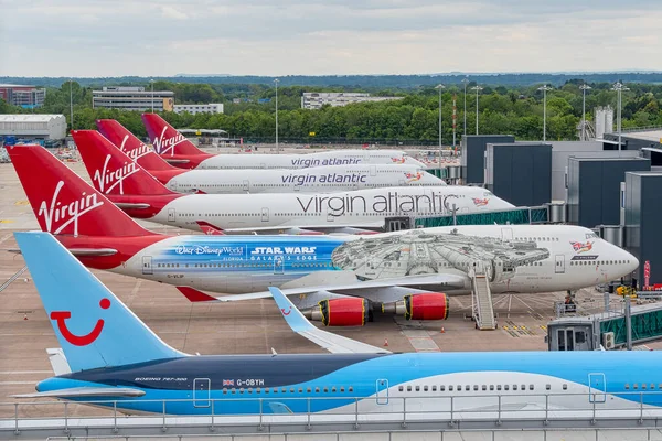2020 버진아 747 항공기들 맨체스터 공항의 출입문에 주차되어 — 스톡 사진