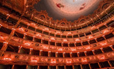 Venedik, İtalya, 24 Nisan 2018: iç mekanlar ve Teatro la Fenice Venedik opera binası, 24 Nisan 2018, Venedik, İtalya, mimari detaylar.