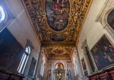 Venedik, İtalya, 25 Nisan 2018: iç mekanlar ve mimari detaylar San Giovanni e Paoli Kilisesi, 25 Nisan 2018, Venedik, İtalya