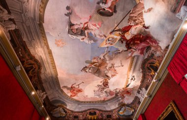 Venedik, İtalya, 22 Nisan 2018: iç dekor, tavan ve freskleri Ca Rezzonico Sarayı, 22 Nisan 2018, Venedik, İtalya