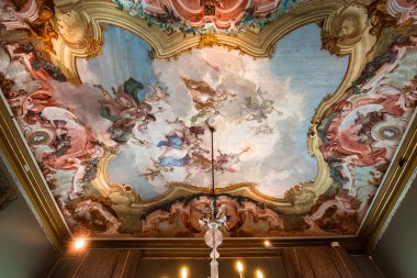 Venedik, İtalya, 22 Nisan 2018: iç dekor, tavan ve fresk Ca'Rezzonico Sarayı, 22 Nisan 2018, Venedik, İtalya