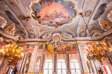 Venedik, İtalya, 22 Nisan 2018: iç dekor, tavan ve fresk Ca'Rezzonico Sarayı, 22 Nisan 2018, Venedik, İtalya