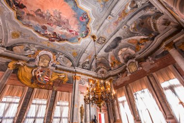 Venedik, İtalya, 22 Nisan 2018: iç dekor, tavan ve fresk Ca'Rezzonico Sarayı, 22 Nisan 2018, Venedik, İtalya