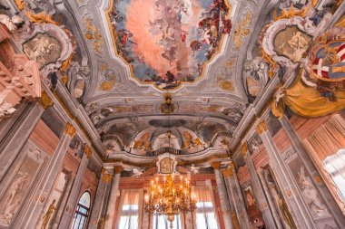 Venedik, İtalya, 22 Nisan 2018: iç dekor, tavan ve fresk Ca'Rezzonico Sarayı, 22 Nisan 2018, Venedik, İtalya