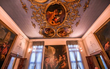 Venedik, İtalya, 22 Nisan 2018: iç dekor, tavan ve fresk Ca'Rezzonico Sarayı, 22 Nisan 2018, Venedik, İtalya