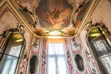 Venedik, İtalya, 22 Nisan 2018: iç dekor, tavan ve fresk Ca'Rezzonico Sarayı, 22 Nisan 2018, Venedik, İtalya