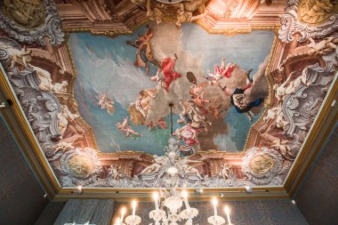Venedik, İtalya, 22 Nisan 2018: iç dekor, tavan ve fresk Ca'Rezzonico Sarayı, 22 Nisan 2018, Venedik, İtalya