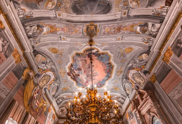 Venedik, İtalya, 22 Nisan 2018: iç dekor, tavan ve fresk Ca'Rezzonico Sarayı, 22 Nisan 2018, Venedik, İtalya