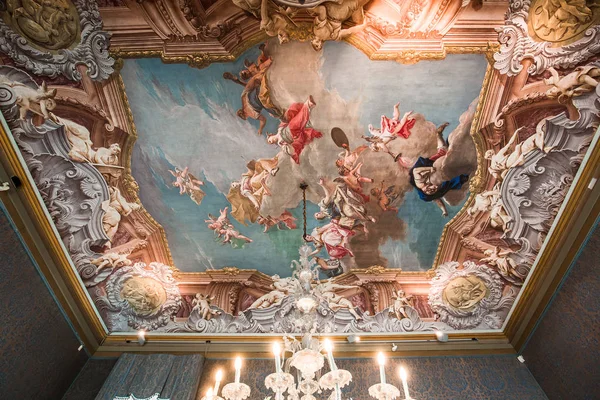 Venedik, İtalya, 22 Nisan 2018: iç dekor, tavan ve fresk Ca'Rezzonico Sarayı, 22 Nisan 2018, Venedik, İtalya