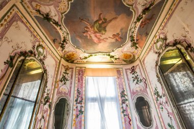 Venedik, İtalya, 22 Nisan 2018: iç dekor, tavan ve fresk Ca'Rezzonico Sarayı, 22 Nisan 2018, Venedik, İtalya