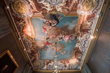 Venedik, İtalya, 22 Nisan 2018: iç dekor, tavan ve fresk Ca'Rezzonico Sarayı, 22 Nisan 2018, Venedik, İtalya