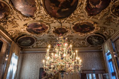 Venedik, İtalya, 22 Nisan 2018: Ca Rezzonico Sarayı, 22 Nisan 2018, Venedik, İtalya, Murano avize