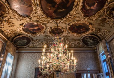 Venedik, İtalya, 22 Nisan 2018: Ca Rezzonico Sarayı, 22 Nisan 2018, Venedik, İtalya, Murano avize