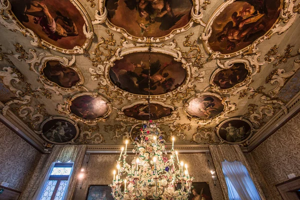 意大利威尼斯 2018年4月22日 雷佐尼宫的琉璃吊灯 2018年4月22日 在威尼斯 意大利 — 图库照片