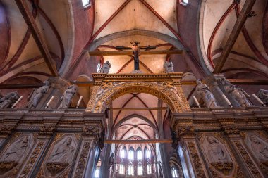 Venedik, İtalya, 22 Nisan 2018: iç mekanlar ve ayrıntılarını bazilika Santa Maria gloriosa dei Frari, 22 Nisan 2018, Venedik, İtalya