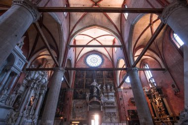 Venedik, İtalya, 22 Nisan 2018: iç mekanlar ve ayrıntılarını bazilika Santa Maria gloriosa dei Frari, 22 Nisan 2018, Venedik, İtalya