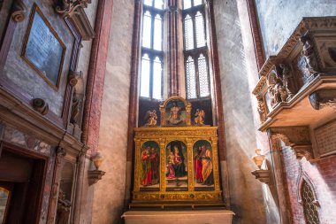 Venedik, İtalya, 22 Nisan 2018: iç mekanlar ve ayrıntılarını bazilika Santa Maria gloriosa dei Frari, 22 Nisan 2018, Venedik, İtalya