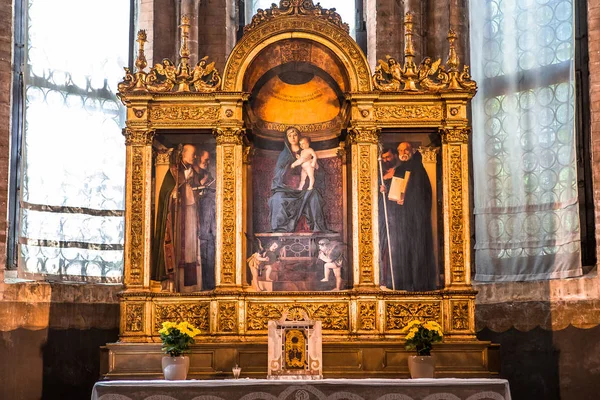 Venedik, İtalya, 22 Nisan 2018: iç mekanlar ve ayrıntılarını bazilika Santa Maria gloriosa dei Frari, 22 Nisan 2018, Venedik, İtalya