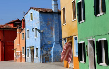 Burano, İtalya, 24 Nisan 2018: renkli evlerde Adası, Burano, 24 Nisan 2018, Burano, Venedik, İtalya
