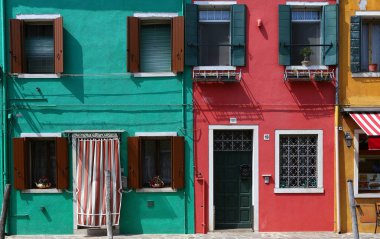 Burano, İtalya, 24 Nisan 2018: renkli evlerde Adası, Burano, 24 Nisan 2018, Burano, Venedik, İtalya