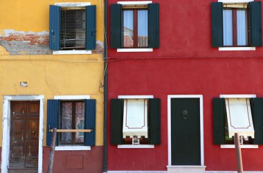 Burano, İtalya, 24 Nisan 2018: renkli evlerde Adası, Burano, 24 Nisan 2018, Burano, Venedik, İtalya